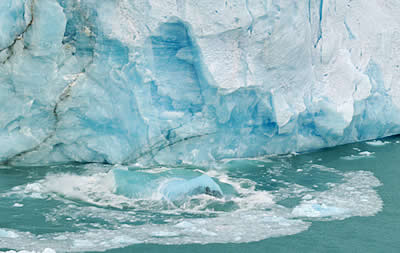 Perito Moreno Gletscher, Eisbrocken bricht unter Getöse ab